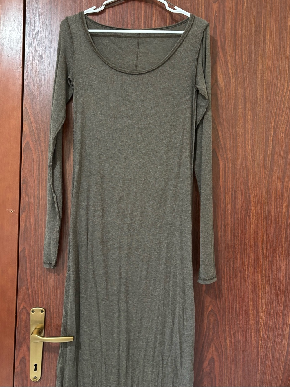 Slim Long-Sleeve Scoop Neck Dress in Olive brown